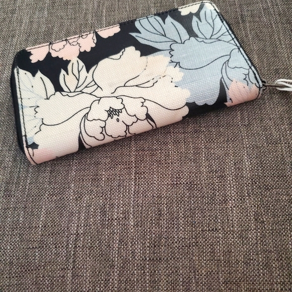 Sakroots floral PVC zip-around wallet in black peony, NWT - Picture 3 of 12